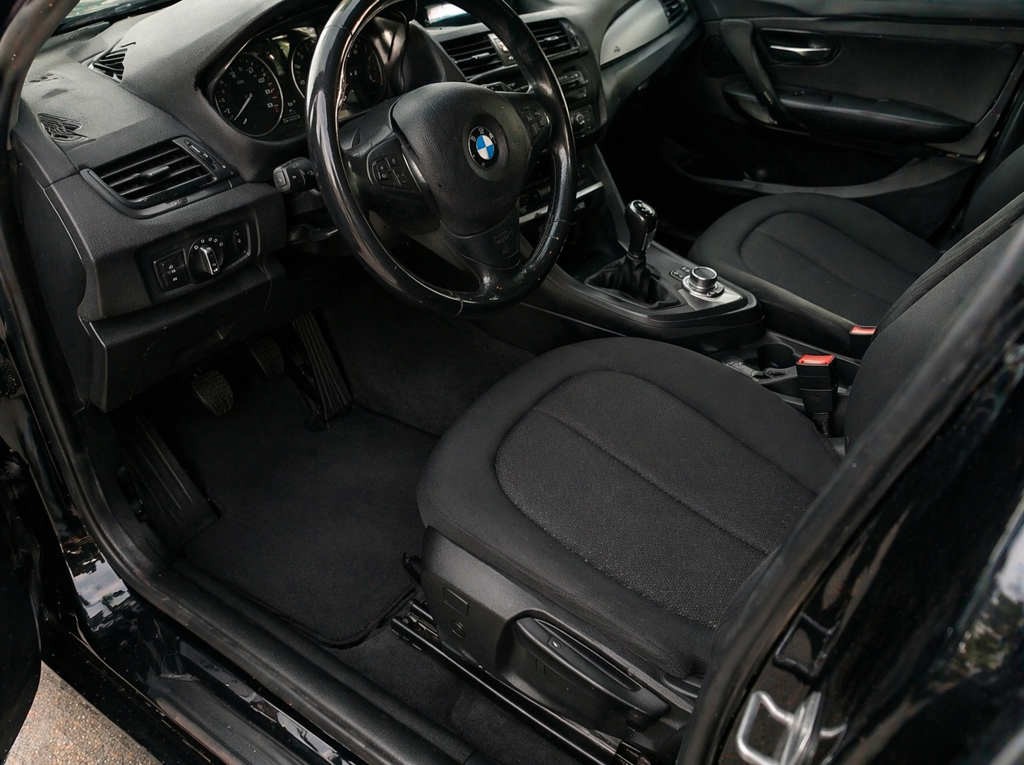 Auto-Innenraum nach der Reinigung
