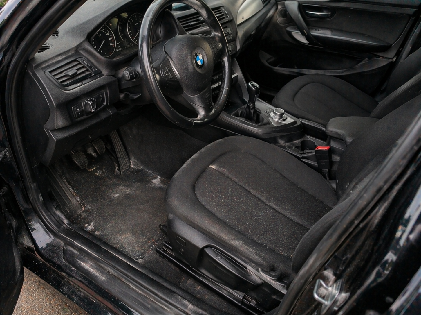 Auto Innenraum vor der Reinigung