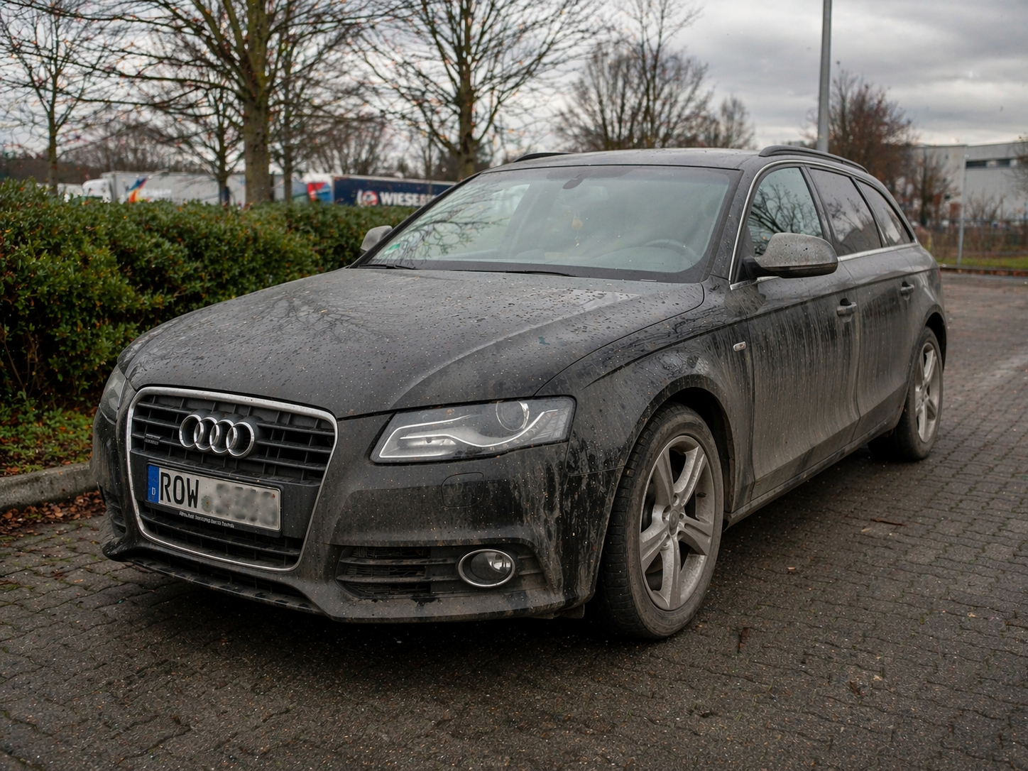 Auto außen vor der Reinigung